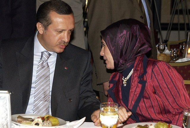 <p><strong>1 Haziran 2003</strong><br />
<br />
Başbakan Recep Tayyip Erdoğan, Siirtliler Gecesine katıldı. Eşi Emine Erdoğan ve oğlu Bilal Erdoğan ile geceye gelen Erdoğan, bir ara piste gelerek halay da çekti.</p>