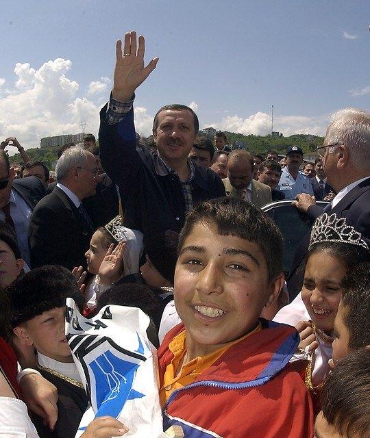 <p><strong>25 Mayıs 2003</strong><br />
<br />
Tayyip Erdoğan Zonguldak'ta Maden Şehitleri Anıtı'nı açtı.</p>