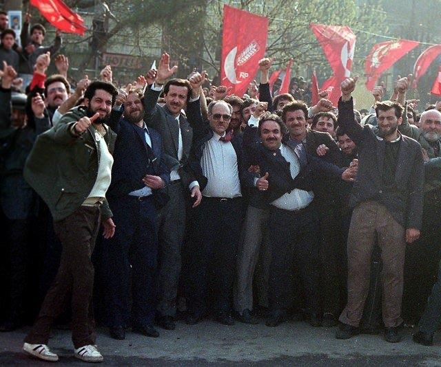 <p><strong>1 Mart 1989</strong><br />
<br />
Refah Partisi Genel Başkanı Necmettin Erbakan, 1998 yerel seçimleri çerçevesinde İstanbul'da miting yaptı ve ilçe başkanlıklarını ziyaret etti.</p>
