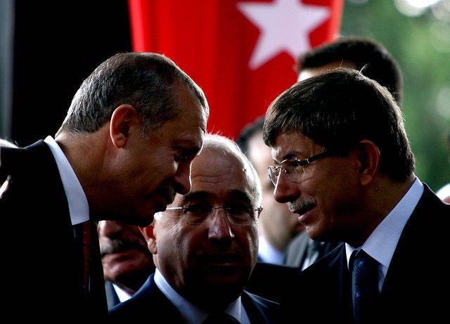 <p><strong>17 Eylül 2010</strong><br />
<br />
Başbakan Recep Tayyip Erdoğan, İstanbul'da eski Başbakan Adnan Menderes'in ölüm yıldönümü dolayısıyla mezarı başında düzenlenen törene katıldı. Erdoğan buradaki törenden sonra eski başbakanlardan Turgut Özal'ın mezarını da ziyaret etti.</p>
<p> </p>