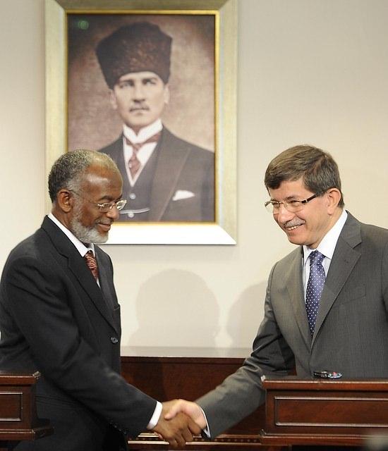<p><strong>7 Ocak 2007</strong><br />
<br />
Dışişleri Bakanı Ahmet Davutoğlu, Sudan Dışişleri Bakanı Ali Ahmed Kartı ile biraraya geldi.</p>
<p> </p>