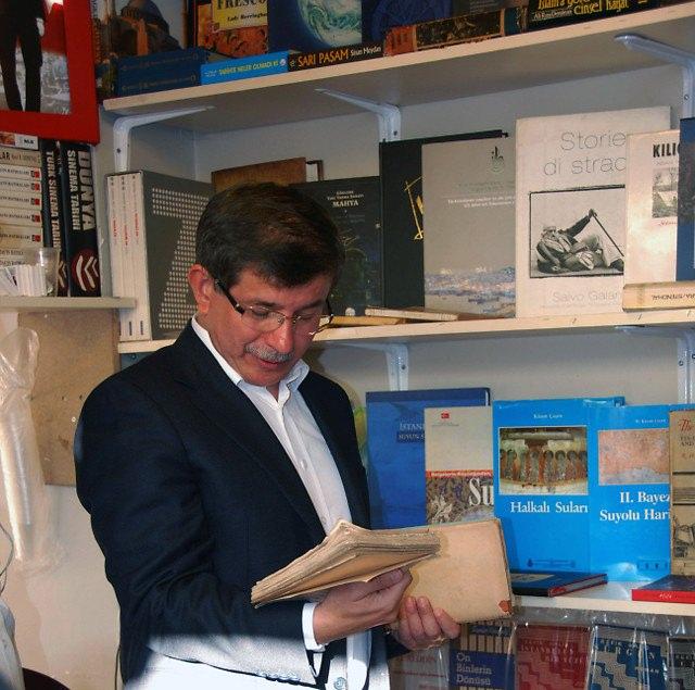 <p><strong>11 Eylül 2011</strong><br />
<br />
Dışişleri Bakanı Ahmet Davutoğlu, Tepebaşı'ndaki 5. Beyoğlu Sahaf Festivali'nde sahafları gezdi.</p>
<p> </p>