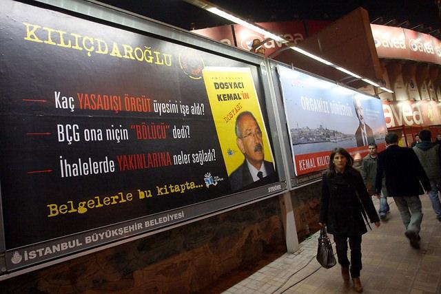 <p><strong>25 Mart 2009</strong><br />
<br />
2009 Yerel Seçimleri'nde İstanbul sokaklarında partilerin seçim afişleri. CHP İstanbul Büyükşehir Belediye Başkan Adayı Kemal Kılıçdaroğlu için hazırlanmış seçim afişleri.</p>

<p> </p>
