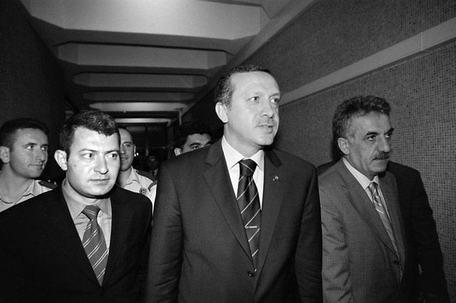 <p><strong>14 Mayıs 2002</strong><br />
<br />
AK Parti Genel Başkanı Recep Tayyip Erdoğan, beraberinde AK Parti Genel Başkan Yardımcısı Abdullah Gül ve AK Parti kurucuları arasında yer alan avukatı Hayati Yazıcı ile Ankara Cumhuriyet Savcılığı'na giderek mal varlığı hakkında ifade verdi.</p>

<p> </p>
