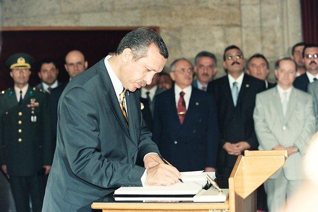 <p><strong>14 Ağustos 2002</strong><br />
<br />
AK Parti Genel Başkanı Recep Tayyip Erdoğan ve beraberindeki heyet, partinin 1. kuruluş yıldönümü dolayısıyla Anıtkabir`i ziyaret etti.</p>
<p> </p>