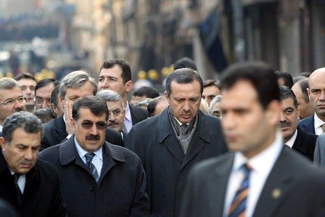 <p><strong>16 Kasım 2003</strong><br />
<br />
Türkiye tarihinin en önemli terör eylemleriyle sarsıldı. İstanbul’da eş zamanlı gerçekleştirilen terör eylemlerinde Beyoğlu Büyük Hendek ile Kuledibi caddelerinin buluştuğu yerde bulunan Neve Şalom Sinagogu'na da intihar saldırısı düzenlendi. Bomba yüklü araçlarla yapılan saldırılarda toplam 25 kişi öldü, yüzlerce kişi yaralandı. Başbakan Recep Tayyip Erdoğan beraberinde İçişleri Bakanı Abdülkadir Aksu ile olay yerinde incelemelerde bulundu.</p>
<p> </p>