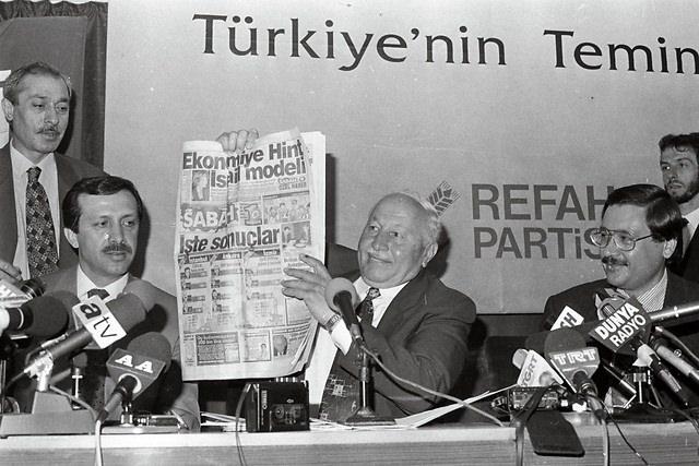 <p>30 Mart 1994<br />
<br />
1994 yılında, Ankara ve İstanbul belediyelerini kazanan Refah Partisi'nin genel başkanı Necmettin Erbakan, yerel seçimlerden sonra basın düzenledi. Erbakan, anketlerde Refah partisini düşük gösteren gazetenin anket haberini göstererek "anket soytarıları" tabirini kullandı ve para karşılığı uydurulduğunu öne sürdü.</p>

<p> </p>
