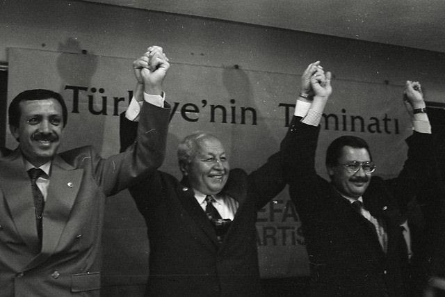 <p><strong>30 Mart 1994</strong><br />
<br />
1994 yılında, Ankara ve İstanbul belediyelerini kazanan Refah Partisi'nin genel başkanı Necmettin Erbakan, yerel seçimlerden sonra basın düzenledi. Erbakan, anketlerde Refah partisini düşük gösteren gazetenin anket haberini göstererek "anket soytarıları" tabirini kullandı ve para karşılığı uydurulduğunu öne sürdü</p>

<p> </p>
