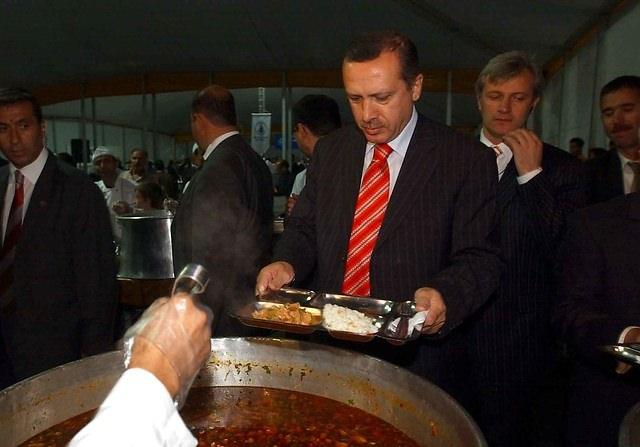 <p><strong>7 Kasım 2004</strong><br />
<br />
Başbakan Recep Tayyip Erdoğan, çeşitli açılışlara katılmak üzere Denizli'ye geldi. Erdoğan iftarını belediyenin iftar çadırında yaptı.</p>
<p> </p>
