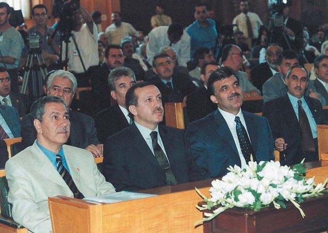 <p><strong>28 Ocak 2003</strong><br />
<br />
AK Parti TBMM'deki ilk grup toplantısının yaptı.</p>
<p> </p>