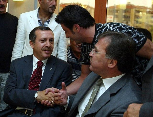 <p><strong>29 Eylül 2002</strong><br />
<br />
AK Parti Genel Başkanı Recep Tayyip Erdoğan, şarkıcı Davut Güloğlu ile</p>

<p> </p>
