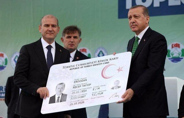 <p>İçişleri Bakanı Süleyman Soylu'nun, Cumhurbaşkanı Recep Tayyip Erdoğan ve eşi Emine Erdoğan'a çipli kimlik kartlarını Rize'de takdim etmesinin ardından uygulamada yeni bir aşamaya geçildi.</p>

<p> </p>
