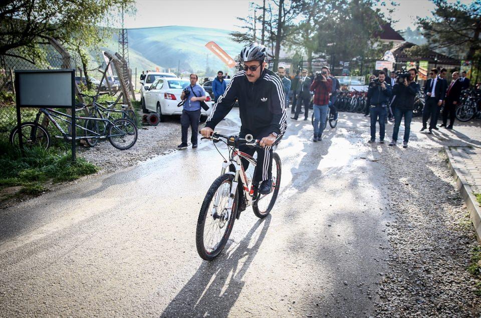 <p>"Her yaş grubundaki vatandaşımız, kendisine saygı duyuyorsa, sevdiklerine değer veriyorsa, onun için anlamlı olan önce sağlıklı olmaktır. </p>