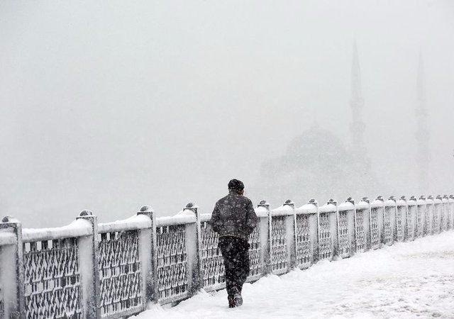 <p>Salı, çarşamba ve perşembe günü İstanbul'da karla karışık yağmur bekleniyor. Gece sıcaklığı -3 derece olan İstanbul'da çarşamba önce 0 dereceye perşembe günü de 3 dereceye yükselecek. Gündüz sıcaklığı 7 dereceye çıkacak.</p>

<p> </p>
