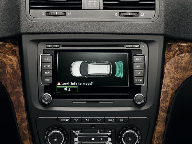 <p><em>Yeni Skoda Yeti üstün teknoloji ile ortaya çıkan birçok özelliği bünyesinde barındırıyor. Araçta park işlemini keyif haline dönüştürmek üzere <strong>Akıllı park desteği</strong><strong> ve </strong><strong>2. nesil otomatik park pilotu yer alıyor.</strong></em></p>
<p> </p>
<p> </p>
<p> </p>