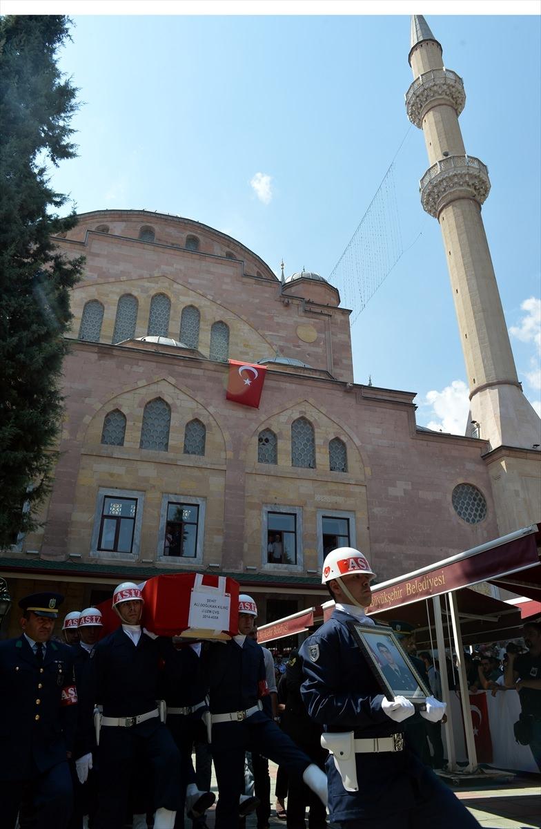 <p>Van'ın Çaldıran ilçesinde terör örgütü PKK'ya yönelik sürdürülen operasyonda şehit düşen Uzman Çavuş Ali Doğukan Kılınç, memleketi Eskişehir'de son yolculuğuna uğurlandı.</p>
