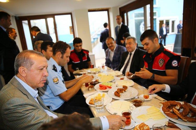 <p>Erdoğan,ziyaret sonrası karakolun yenilenmesi talimatını verdi. </p>
