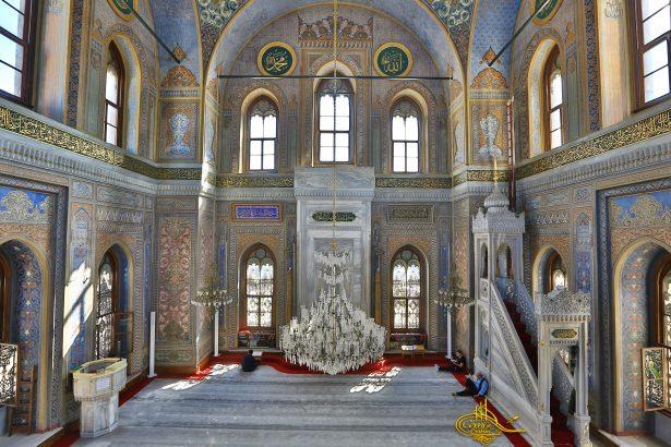 <p>Pertevniyal Valide Sultan Cami İç 1869-1871</p>
