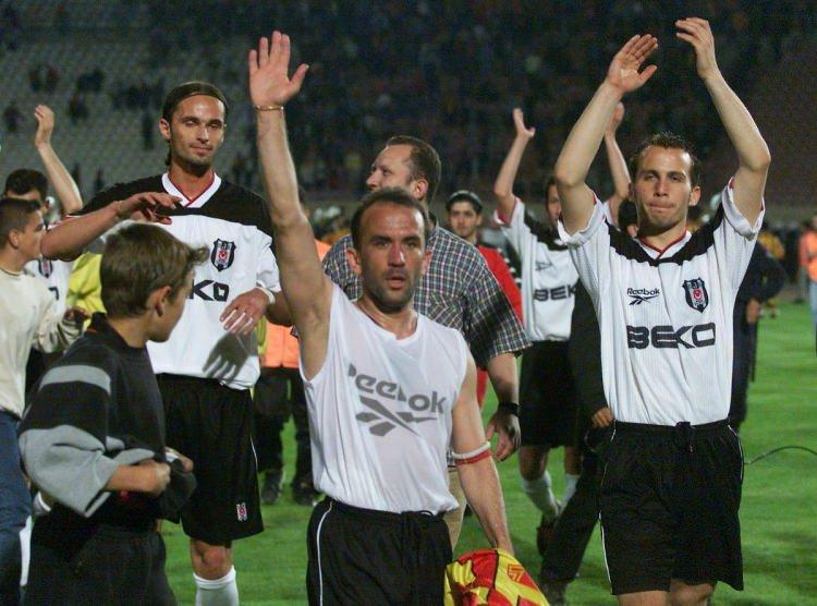 <p>Türkiye 1. Ligi'nde Göztepe ve Beşiktaş futbol takımları, İzmir Atatürk Stadı'nda karşı karşıya geldi. Mücadeleyi Beşiktaş 4-2 kazandı. 2000</p>