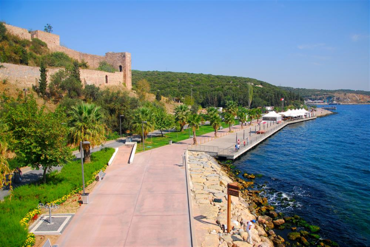 <p>Kocaeli<br />
<br />
Nüfusu: 1 830 772  <br />
Toplam otomobil sayısı: 217 312<br />
​Kaç kişiye bir otomobil düşüyor: 8,4</p>
