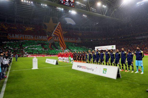 <p>Sneijder'in gollerini yedek kulübesinden izleyen Diego…</p>