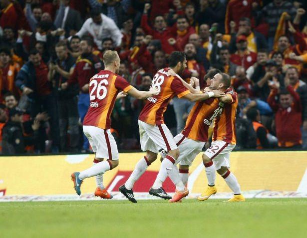 <p>Galatasaray'ın Hollandalı yıldızı Wesley Sneijder, Fenebahçe'ye attığı 2 muhteşem golle sarı kırmızılılara galibiyeti getirirken sosyal medyanın da gündemine oturdu.<br />
<br />
İşte taraftarın 'Sneijder' yorumları:</p>
