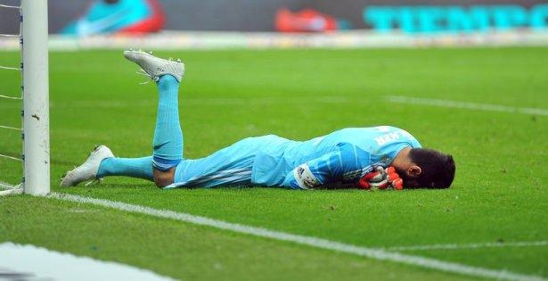 <p>Volkan Sneijder'e 'yeter atma' diye bağırıyordu, Sneijder dinlemiyordu, fileler ağlıyordu, Volkan çaresiz...</p>