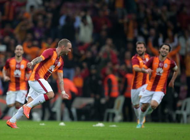 <p>Hala Diego'yla Sneijder'i kıyaslamaya devam mı?</p>