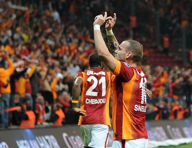 <p>Karda gitmez grayder, ezdi geçti Sneijder</p>