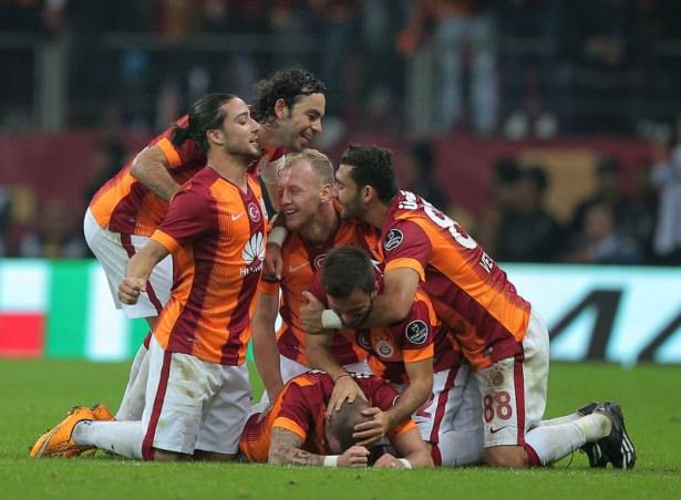 <p>PES'te böyle goller atılmıyor. Ne yaptın sen Sneijder</p>