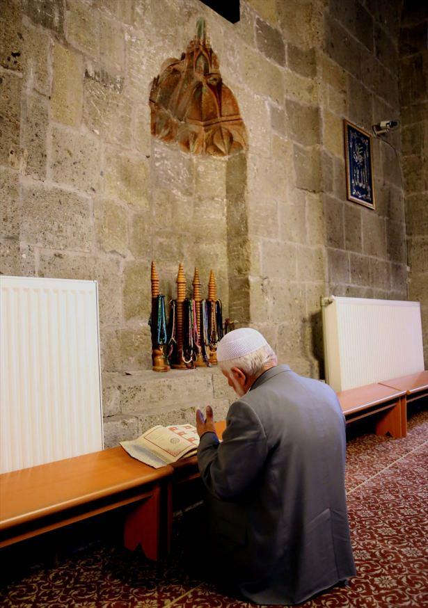 <p>Tarihi ve kültürel zenginlikleriyle ön plana çıkan Erzurum'daki asırlık camilerde ramazan hazırlıkları tamamlandı. Kentte asırlardır ezan sesinin yankılandığı Osmanlı ve Selçuklu dönemlerinden kalma camiler, 11 ayın sultanı ramazan için hazır hale getirildi.Fotoğrafta tarihi Ulu Cami görülüyor.</p>
