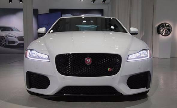 <p><strong>Jaguar </strong><br />
<br />
İngiliz lüks otomobil üreticisi, adını Güney Amerika'da yaşayan yırtıcı bir panter türü olan Jaguar'dan alır. İlk kurulduğunda adı SS Jaguar'da olan firma 2. Dünya Savaşı sonrası ismindeki SS'i kaldırmıştır.</p>
