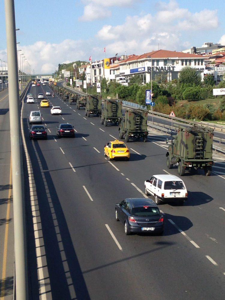 <p>İstanbul E-5 karayolundan geçen onlarca askeri araçlık konvoy ilginç görüntüler oluşturdu.</p>

<p> </p>
