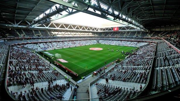 <p>Tam isim: Stade des Lumières</p>
<p>Yer: Décines, Fransa </p>
<p>Ev sahibi: Olimpique Lyon Kapasite: 59,500</p>