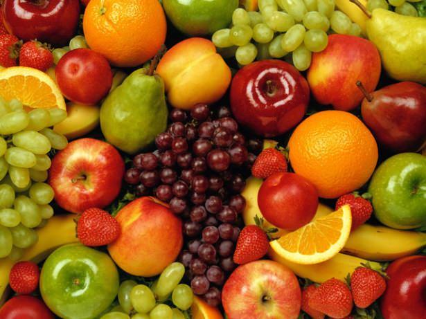 <p>Örneğin elma, armut, kayısı, muz, kivi, mango, şeftali ve erik gibi meyveler etilen ürettiği için olgunlaştıkça renklerinde değişim gözlemlenir. Bu yüzden patates, brokoli, havuç, lahana ve fasulye gibi etilene duyarlı sebzelerden uzak tutulmalı.</p>
