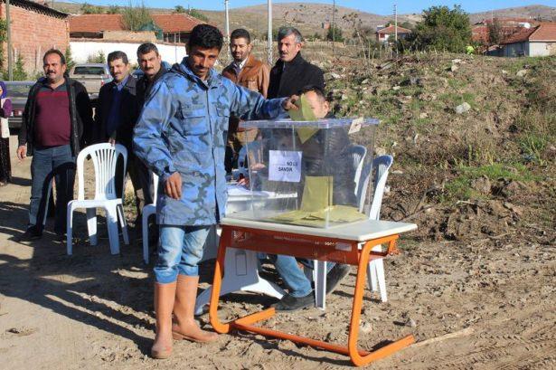 <p>Mührü istedikleri partiye vurup, pusulayı zarfa koyarak kabinden çıkan seçmenler, daha sonra yine sokak ortasında bulunan 1040 nolu sandığa kapalı zarflarını atarak oy verme işlemlerini tamamlıyor.</p>