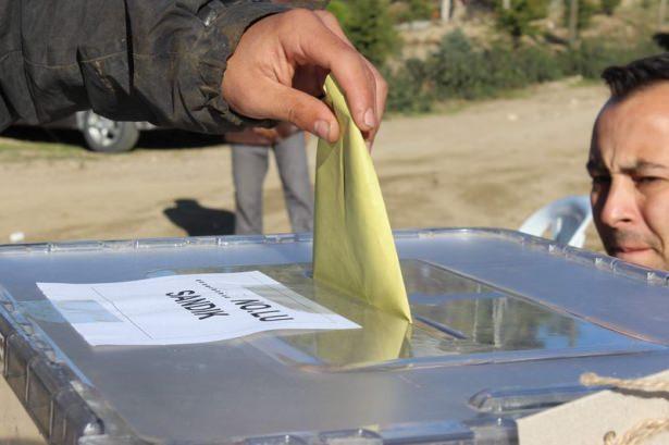 <p>Uzun yıllardan beri köylerinde seçimin böyle gerçekleştiğini anlatan Köy Muhtarı Haydar Nadi Gölbek, sıkıntılarının köylerinde muhtar odası olmamasından kaynaklandığını söyledi.</p>