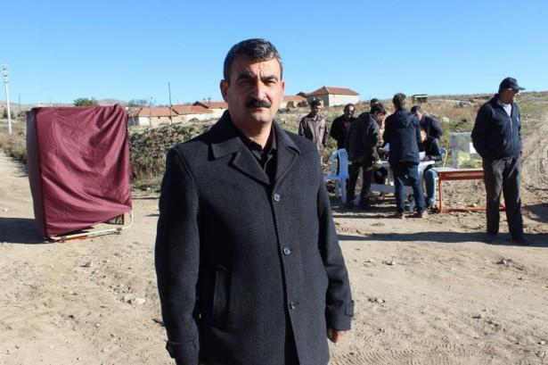 <p><strong>“PİSLİĞİN, TOZUN İÇİNDE SEÇİM YAPIYORUZ”</strong></p>
<p>Muhtar Gölbek, şuanda köylerinde 101 seçmen bulunduğunu da aktararak, “Bu şekilde sağlıklı bir seçim nasıl olabilir? Pisliğin, tozun içinde seçim yapıyoruz. Hatta zarflar uçuşmasın diye üzerilerine taş konuluyor” diye konuştu.</p>