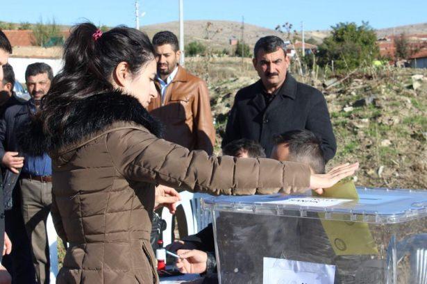 <p><em>“Başvurmamıza rağmen bize yer göstermediler” diyen Kaya, şöyle konuştu:</em></p>
<p>“Seçimlerimizi dışarıda, soğukta, karda, kışta yapıyoruz. Traktörlerin, araçların ışıklarında oy sayıyoruz. Bizim için seçimler çok zor geçiyor. Sorunlarımızı bildirmemize rağmen kimse bize yardım etmiyor. Tabi seçim de böyle olunca sağlıklı olmuyor. Çünkü dışarıda yapılan seçim bu kadar oluyor. Bize, gelen vatandaşlara ve memurlara zor oluyor.”</p>