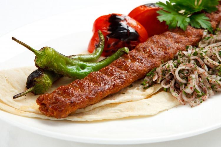 <p><strong>Tarsus kebabı</strong></p>

<p>Adana kebaptan tek farkı malzemelerin içinde soğan olması</p>
