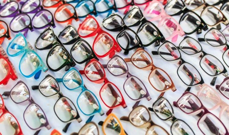 <p> Tabi kaliteli güneş gözlüklerinin fiyatlarını gördükten sonra sokakta satılan gözlükler size daha cazip gelebilir. </p>
