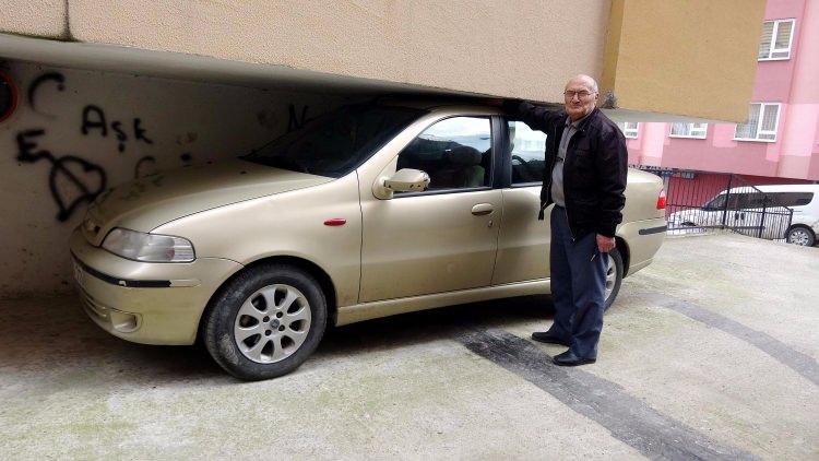 <p>Şoför emeklisi 70 yaşındaki Zikrullah Subaşı da otomobiline ilginç bir park yeri buldu. Subaşı aracı, altına sadece birkaç milimetre farkla sığdığı komşu binanın balkonun altına park etti. Balkon altına park edilen otomobil görenleri şaşkına çevirdi.</p>
