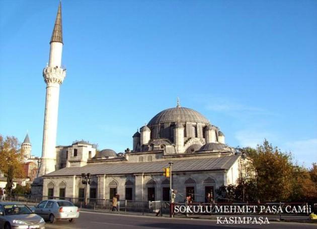 <p>SOKULLU MEHMET PAŞA CAMİİ (Azapkapı): Sokollu Mehmet Paşa Camii İstanbul'da Unkapanı köprüsünün Galata ayağının dibinde, Azapkapı semtinde yer alan camidir. Mimar Sinan tarafından 1578'de Sokollu Mehmet Paşa adına yapılmıştır. Selimiye Camii stilinde yapılmış olan caminin altı mahzendir. Denize yakın camiler içinde sağlam temellidir. Giriş kapısı köprü tarafında olup caddeden gelinen bir patikadan dönülerek girilir.</p>