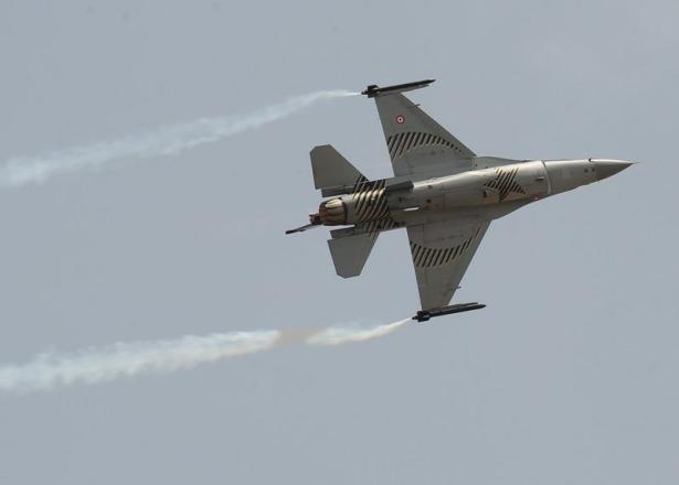 <p> Hava Teknik Okullar Komutanlığı tarafından organize edilen "Havacılık, Bilim ve Kültür Şenliği 2015" başladı. Şenlik kapsamında, Hava Kuvvetleri Komutanlığına bağlı SOLOTÜRK ekibi gösteri uçuşu yaptı.</p>
