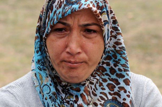 <p>Arife g&uuml;n&uuml; şehit madencilerin mezarlarını, ailelerinin yanısıra &ccedil;ok sayıda kişi ziyaret etti. Aileler, mezarların başında g&ouml;zyaşı d&ouml;kt&uuml;.</p>
