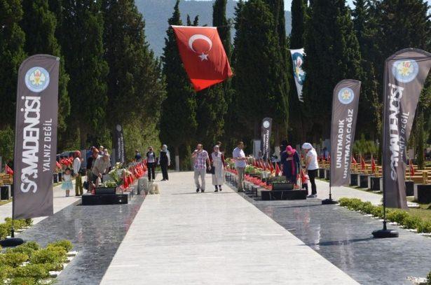 <p>Soma'da, 13 Mayıs 2014 tarihinde 301 işçinin hayatını kaybettiği maden faciasının ardından üçüncü bayramda da gözlerde yaş dinmedi.</p>

<p> </p>
