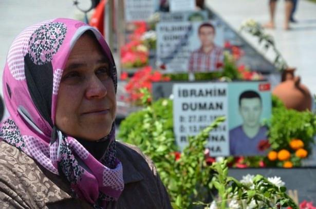 <p><strong>"ONSUZ ÜÇÜNCÜ BAYRAM"</strong><br />
301 maden şehidinden biri olan İdris Duran'ın ailesi, bayramın ilk gününü biricik oğullarının kabri başında geçirdi.</p>
