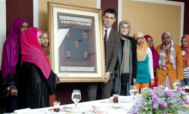 Mogadişu’daki tezgahlarda ilk halılardan birini İstanbul Milletvekili Hakan Şükür için dokuyan kızlar, bu anlamlı hediyeyi vermek üzere İstanbul’a geldiler.