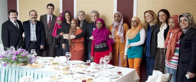 Hakan Şükür ve eşi Beyda Şükür tarafından Florya’da kahvaltıda ağırlanan Somalili kızlar, el emeği göz nuru Afrika halısını takdim ettiler. Somali’ye yaptıkları yardımlardan dolayı Hakan Şükür’e ve eşi Beyda Şükür’e teşekkür eden kızlar, çocuklarıyla birlikte hayırlı bir ömür geçirmeleri için dua ettiklerini söylediler.