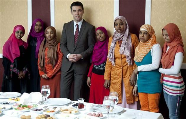 Böylesine anlamlı bir hediyeden dolayı çok duygulanan Milletvekili Şükür ise, gönül köprülerinin kurulmasına vesile olan Kimse Yok Mu’ya ve Türk halkına teşekkür etti. Kızlarla uzun uzun sohbet eden Şükür, ülkeleri, aileleri ve eğitim durumları hakkında tek tek bilgi aldı.